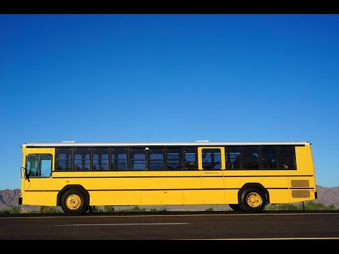 Video: Kun je een schoolbus met gele zwaailichten passeren in Californië?