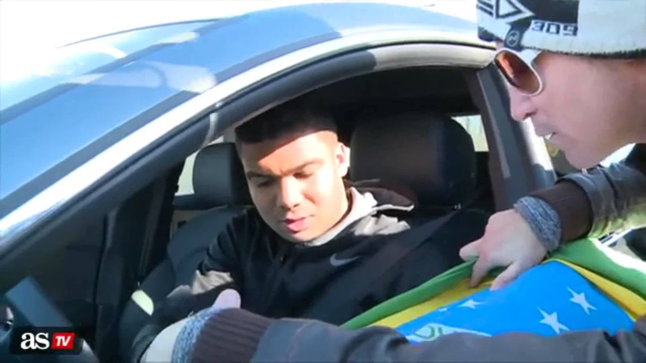 Casemiro y Danilo hacen feliz a un aficionado brasileño a la salida de Valdebebas