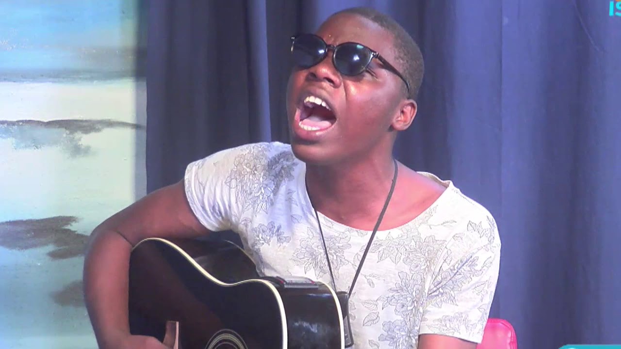 Afite ubumuga bwo kutabona azi kuririmba bitangaje||Guitar Imuri mu maraso