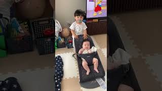 バウンサーその後【生後3ヶ月と1歳7ヶ月兄弟】/Bought a baby bouncer for little brother, but big brother enjoy it more