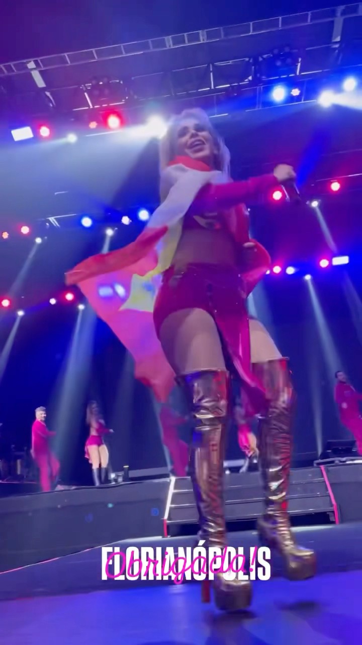 Joelma dançando com a bandeira de Florianópolis