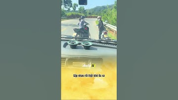 Hai chị gái còn đứng ngay khúc cua nữa... khó nói đấy