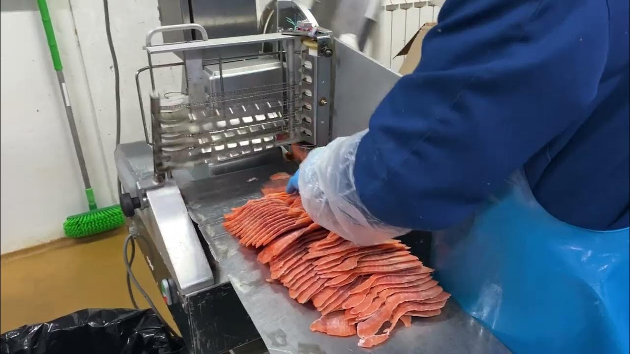 Нарезка замороженной красной рыбы на слайсере Bizerba. Слайсер ...