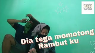 Dia Tega memotong Rambut ku