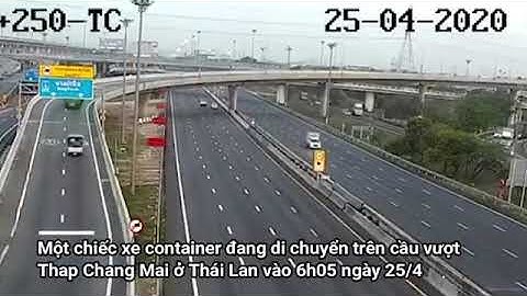 Clip: Kinh hoàng cảnh container lật nghiêng, rơi khỏi cầu vượt xuống đường cao tốc