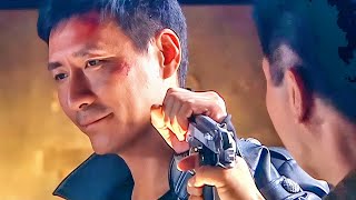 El criminal ataca, pero el agente chino toma el arma! ¡Derrotado al instante!