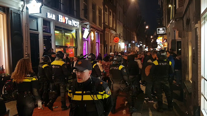 Nederland tegen Engeland. Onrustig in de binnenstad.