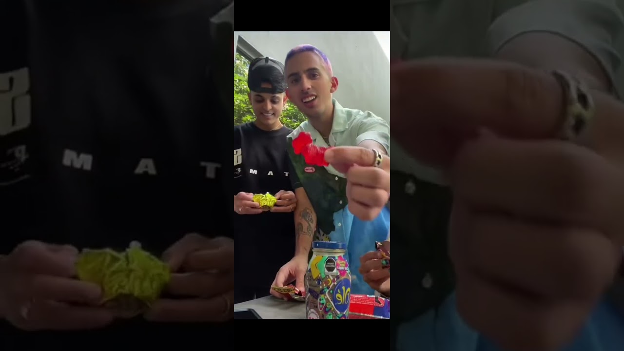 Young miko y sus amigos probándo dulces de México 💖💖💖💖