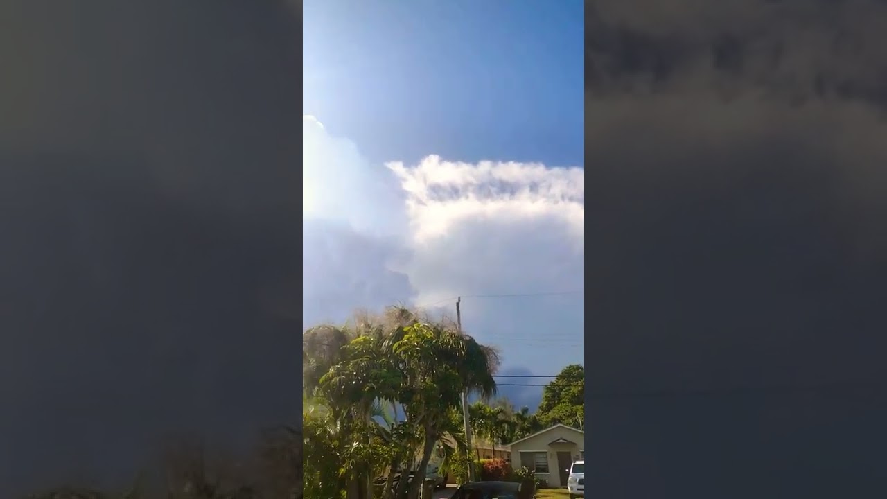 Huge anvil storm cloud over florida 