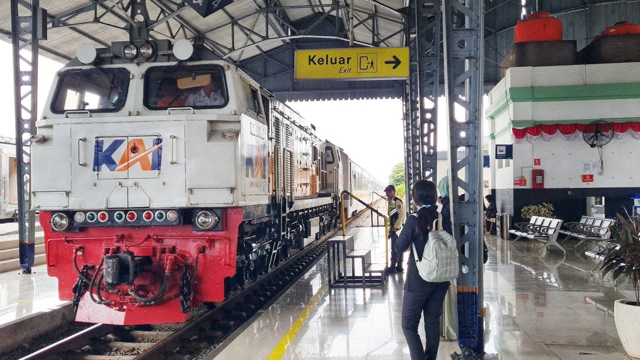 40 MENIT 7 KERETA MELINTAS STASIUN TERBESAR DI KARAWANG !