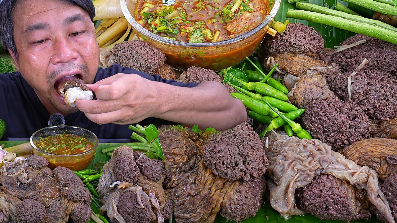 Отварной и обмакиваемый в говяжью плаценту (молодой коровы) с соусом чили, горьковатый и очень вк...