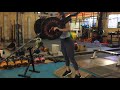 Landmine “hack squat” con pies en base