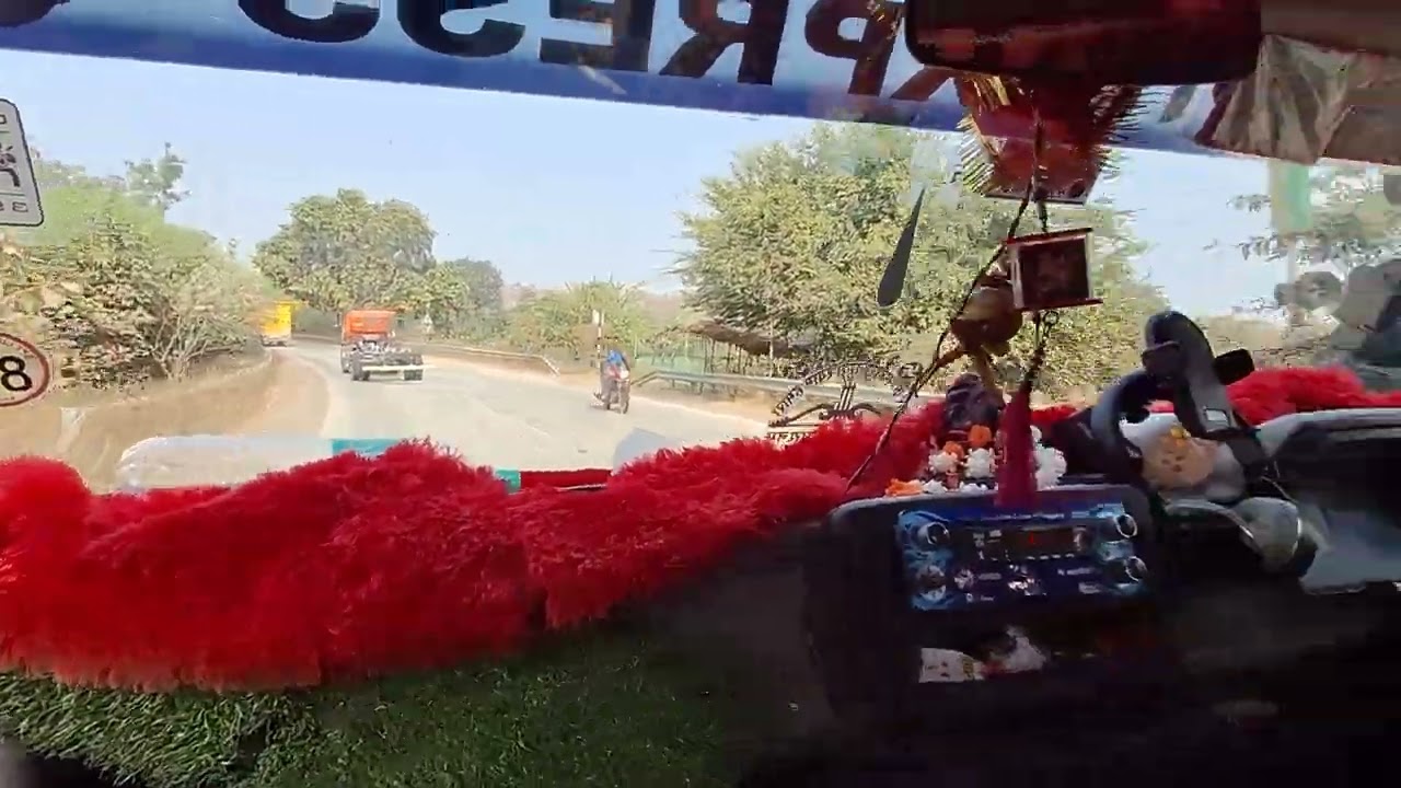 Aaj Kashi Express Nagda ja rahi hai super rocket Mandi dene 