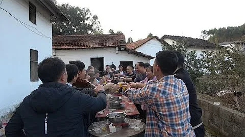 助力鄉村振興，小莫幫果農銷售了30萬元的堅果，鄉親們殺豬請客 - 天天要聞