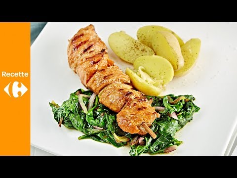 brochettes-de-porc-marinées,-épinards-et-petites-pommes-de-terre-en-robe-des-champs