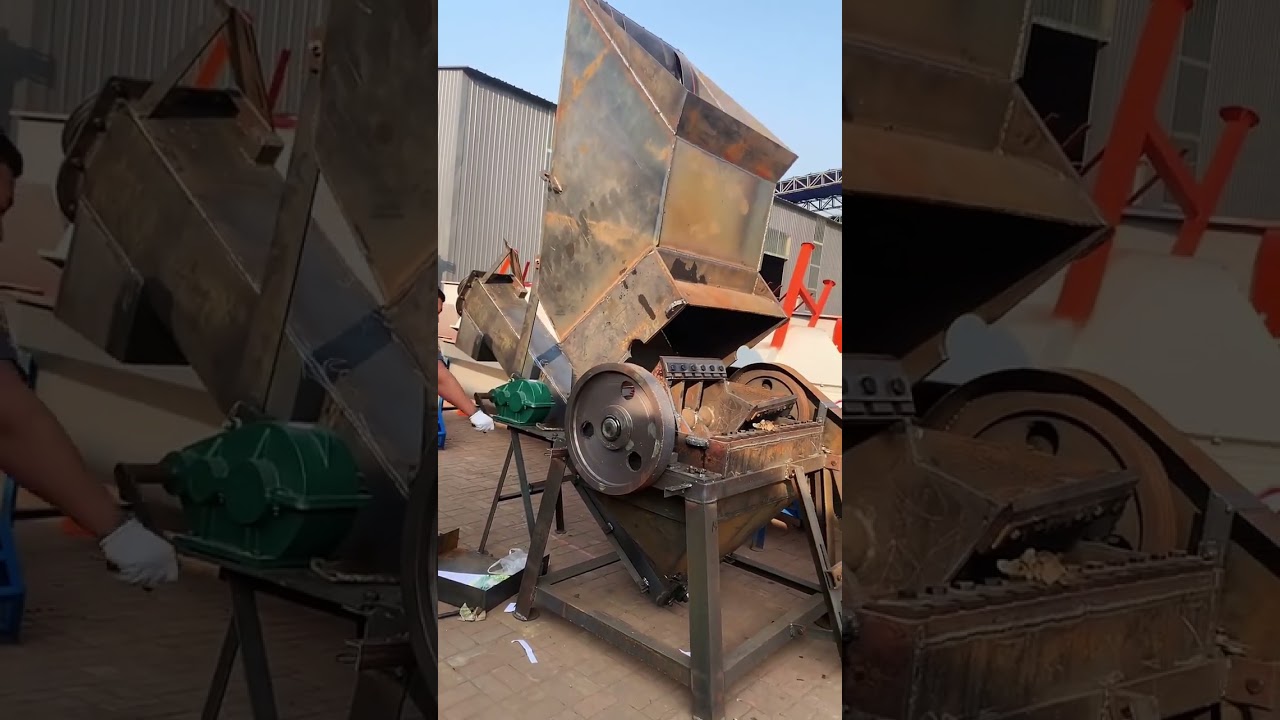 Plastic crushing machine