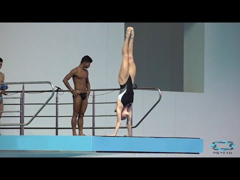 아찔한 높이에서 펼쳐지는 예술 - 여자 다이빙 슬로우모션