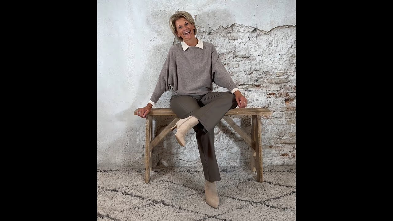 Elza vlindertrui pareltjes achter taupe & Leatherlook bootcut jeans taupe & Sjaal Rény safari taupe