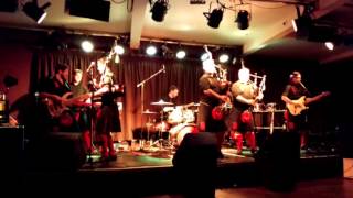Red Hot Chilli Pipers - Everybody dance now