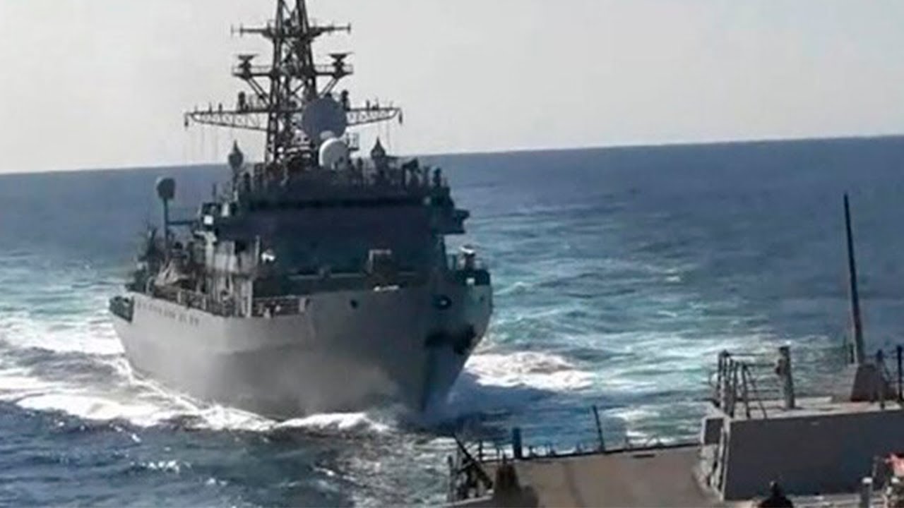 Sekundy od III wojny światowej - rosyjski statek pędzi wprost na USS Farragut