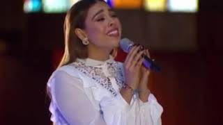 Danna Paola le canta a la virgen - Ave María