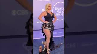 Beba Rexha en la alfombra de los #amas con la tendencia del rock and roll! #BebaRexha#JomariGoyso