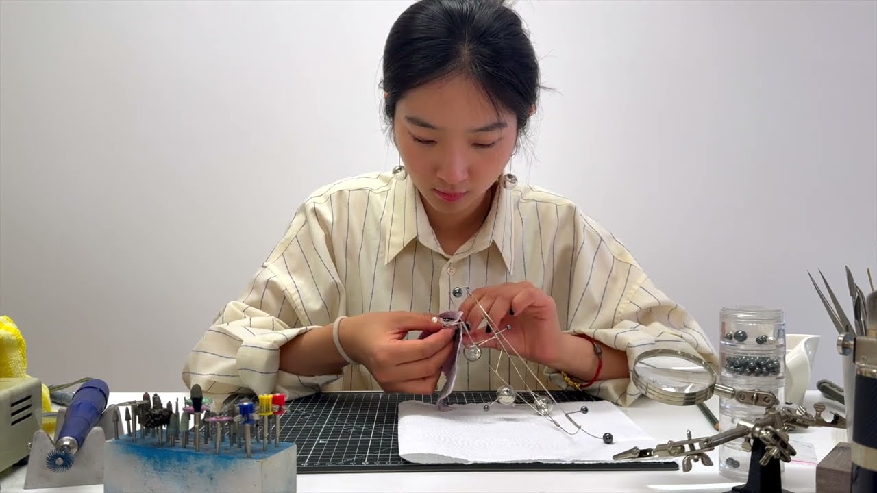 A Universe in Motion: Wenyin Jiang’s Jewellery Exploring Stars, Sound, and Kinetic Balance