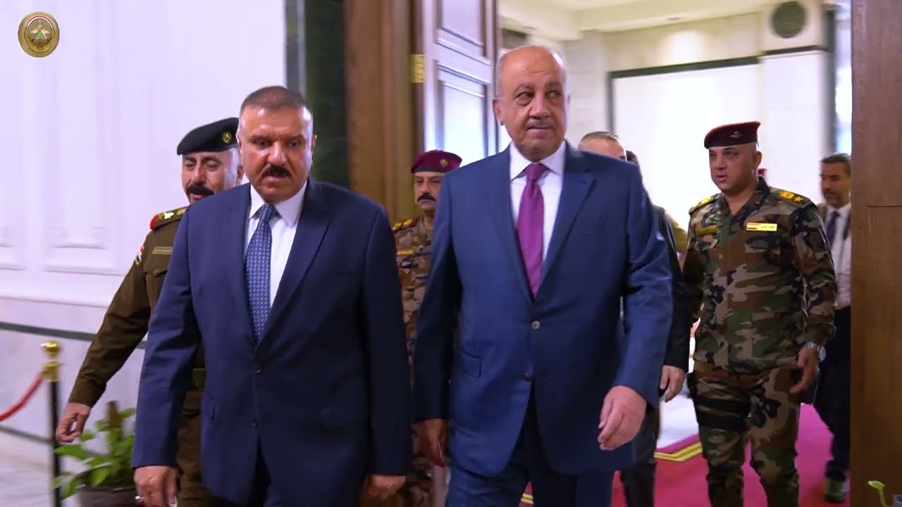 وزير الدفاع يلتقي وزير الداخلية في مقر الوزارة