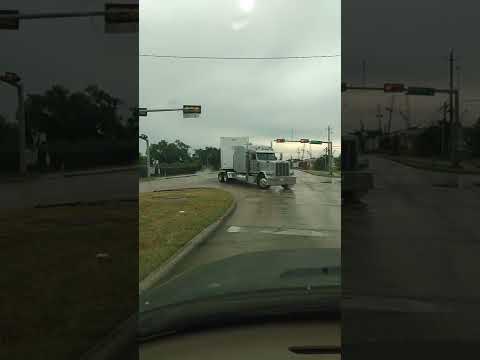 A perfect slow left turn by a skilled trucker with a huge load. 🚙👍