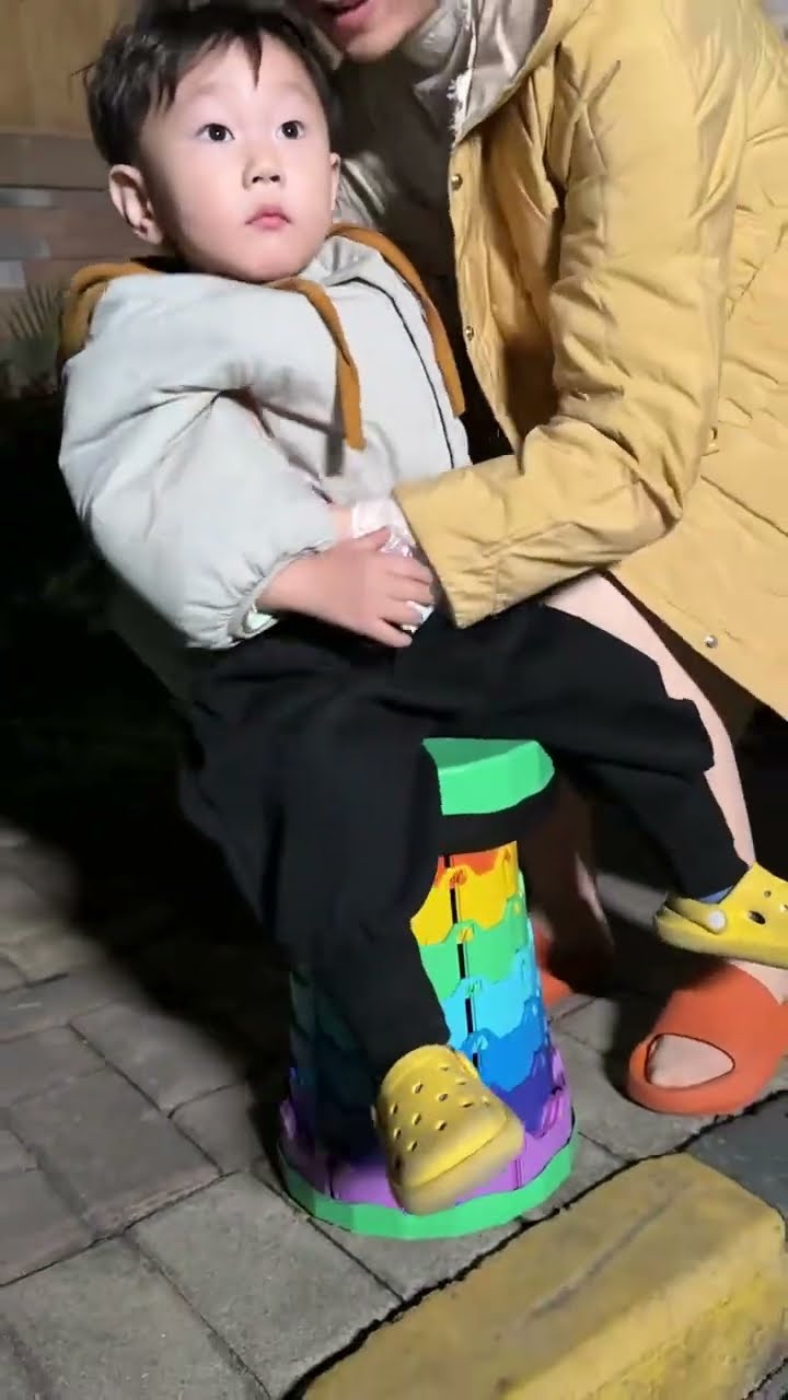 【斗罗大陆】可恶的小舞和唐舞桐不让阿姨坐，还好好心的唐老六把小凳子送给需要的人！ #斗罗大陆#唐舞桐#唐老六#小舞