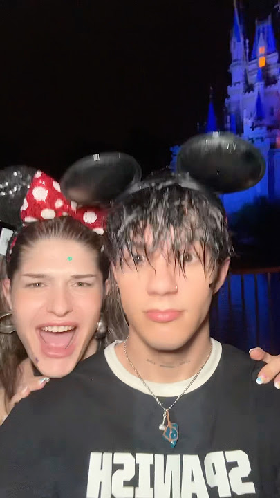 En Disney bajo la lluvia ☺️ #disney