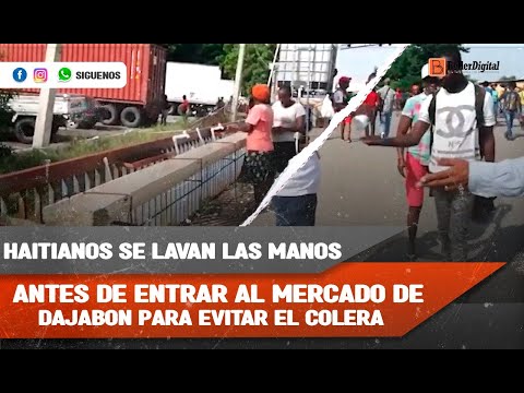 Haitianos se lavan las manos antes de entrar al mercado de Dajabón para evitar el cólera