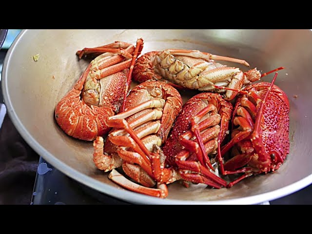 Taiwan Street Food - WHOLE LOBSTERS 炒龍蝦 / ロブスター炒める / 랍스터 볶음 튀김 | Travel Thirsty