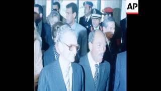 SYND 27 3 80 EXILED SHAH OF IRAN, MOHAMMAD REZA PAHLAVI, ARRIVES TO HOSPITAO IN CAIRO