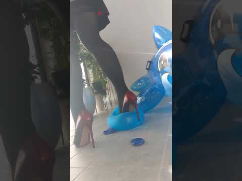 Blaue Luftballons zerplatzen unter meinen wunderschönen Pumps. :-) #foot #balloon #shiny #funny