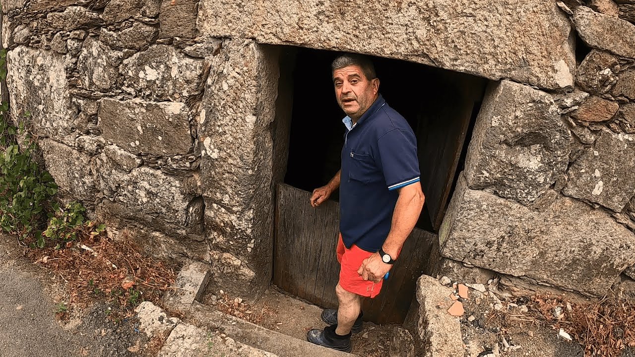Avelino me muestra su CASA y su ALDEA prácticamente ABANDONADA. Explorando pueblos y aldeas GALICIA.