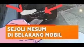 Sejoli Mesum di Belakang Mobil Orang Lain, Aksinya Terekam CCTV