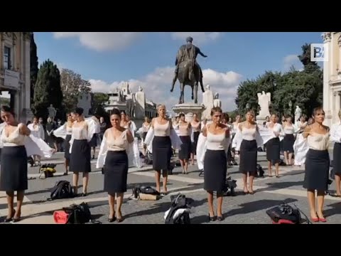 Via le uniformi: le hostess di Alitalia protestano in sottoveste