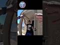 おもちゃを持って警察官に突進した男性