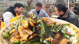 老二要出去外面闖蕩，老大做了辣椒炒肉送行，吃出了不一樣的味道【鐵鍋視頻】