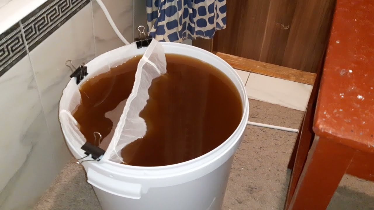 Фильтрую сусло через мешок