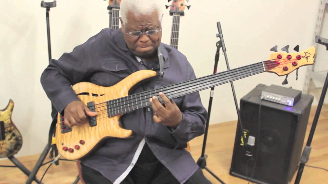 Abraham Laboriel tries out his new Wyn Fretless