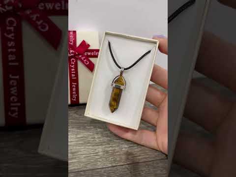 Кулон з натуральним каменем Тигрове око у вигляді кристала шестигранника в подарунковій коробочці, видео 4