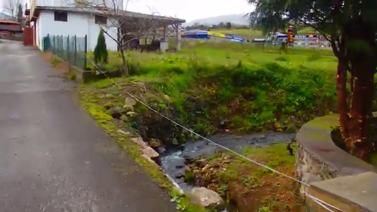CASAZORRINA (SALAS, ASTURIAS): CRUZAMOS EL PUEBLO DESDE EL PUENTE DEL RÍO NONAYA