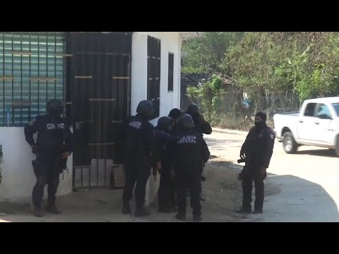 Deadly gunfights near popular beach resorts in Mexico - YouTube