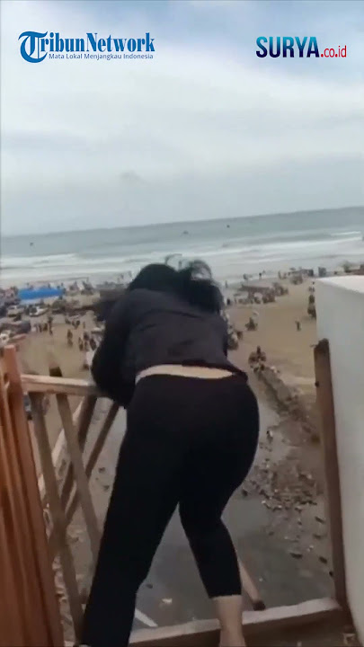 VIRAL! Detik-detik Pengunjung Hampir Jatuh di Menara Pandang Pantai Bagedur Lebak