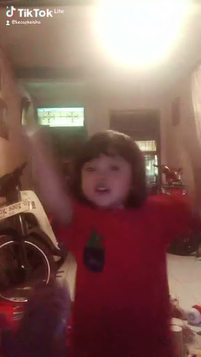 Ade Kirana belajar maen tik tok #vidioeshort #anaklucu #anaktiktok #viralvideo