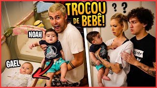 TROQUEI O BEBÊ DELES POR OUTRO BEBÊ ESTRANHO!! - TROLLANDO AMIGOS [ REZENDE EVIL ]