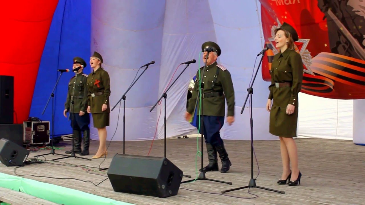Поют День Победы В Магазине