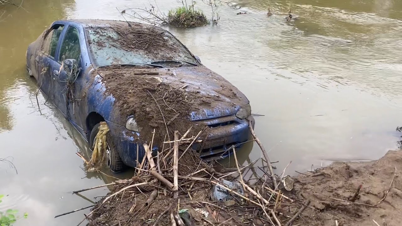 Rescue a car stuck on the riverbank after a flash flood - YouTube